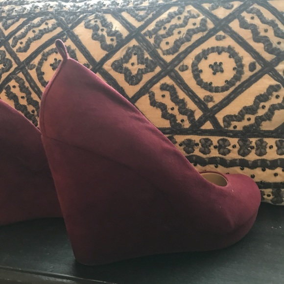 Size 7 burgundy heels - Picture 3 of 5